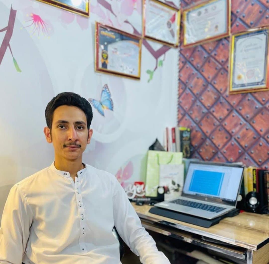 اسماعیل حاجی اپنے دفتر میں